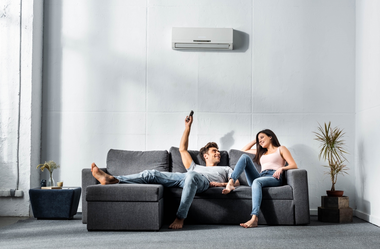 Klimaanlage über einem jungen Paar auf der Couch